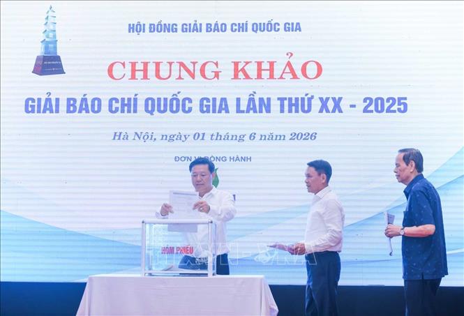 Các thành viên Hội đồng Chung khảo bỏ phiếu bầu chọn các tác phẩm đạt giải. Ảnh: Hoàng Hiếu - TTXVN