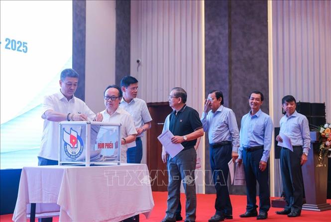 Các thành viên Hội đồng Chung khảo bỏ phiếu bầu chọn các tác phẩm đạt giải. Ảnh: Hoàng Hiếu - TTXVN