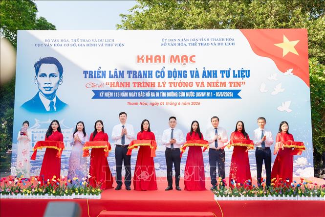 Nghi thức cắt băng khai mạc Triển lãm. Ảnh: Việt Hoàng - TTXVN
