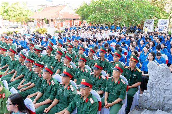 Triển lãm thu hút sự quan tâm của đông đảo chiến sỹ, thanh niên và quần chúng nhân dân. Ảnh: Việt Hoàng - TTXVN