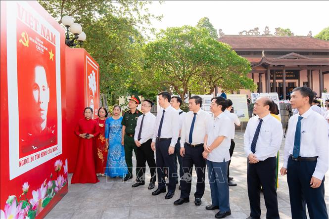 Các đại biểu tham quan triển lãm. Ảnh: Việt Hoàng - TTXVN