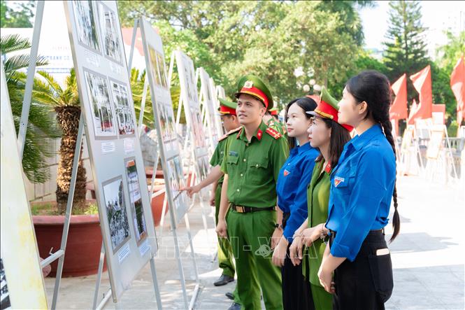 Đông đảo cán bộ, chiến sĩ lực lượng vũ trang, đoàn viên thanh niên và nhân dân tham quan triển lãm. Ảnh: Việt Hoàng - TTXVN