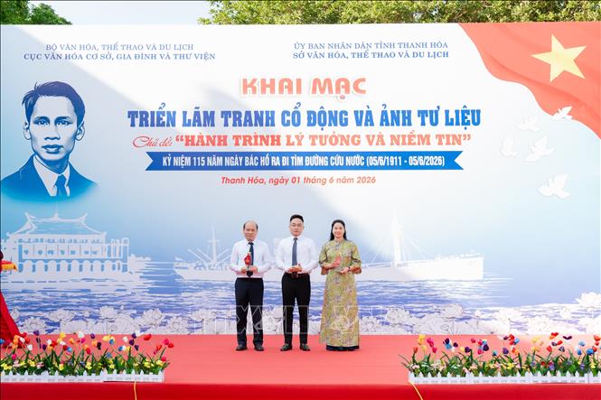 Cục Văn hóa cơ sở, Gia đình và Thư viện đã trao biểu trưng lưu niệm cho các đơn vị phối hợp tổ chức. Ảnh: Việt Hoàng - TTXVN