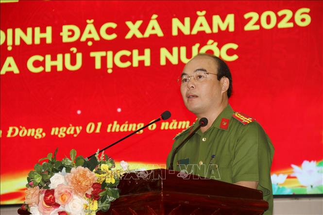 Ông Phan Hồng Lam, Giám thị Trại giam Thủ Đức, công bố Quyết định đặc xá cho các phạm nhân tại Trại giam Thủ Đức. Ảnh: Nguyễn Thanh - TTXVN