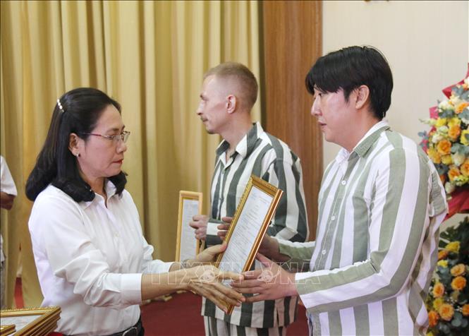 Trao Quyết định đặc xá của Chủ tịch nước cho các phạm nhân tại Trại giam Thủ Đức. Ảnh: Nguyễn Thanh - TTXVN
