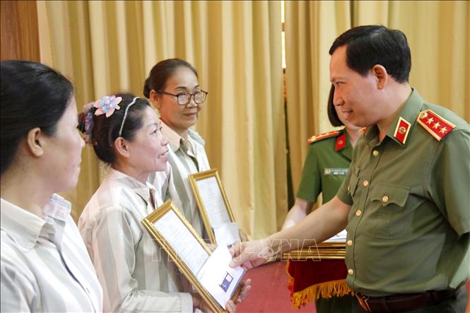Trao Quyết định đặc xá và căn cước công dân cho các phạm nhân tại Trại giam Thủ Đức. Ảnh: Nguyễn Thanh - TTXVN