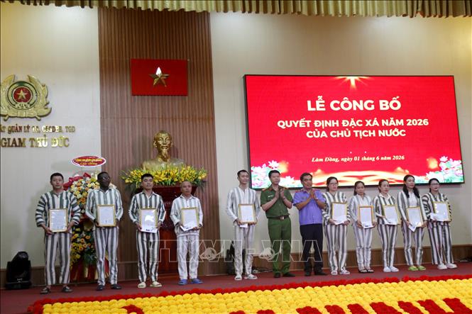 Trao Quyết định đặc xá của Chủ tịch nước cho các phạm nhân tại Trại giam Thủ Đức. Ảnh: Nguyễn Thanh - TTXVN