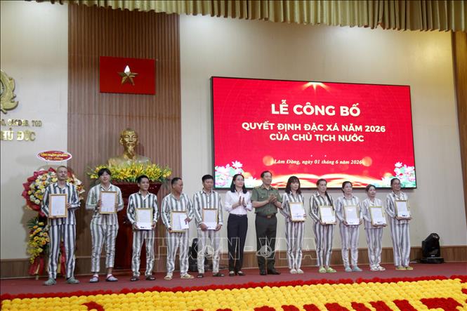 Trao Quyết định đặc xá của Chủ tịch nước cho các phạm nhân tại Trại giam Thủ Đức. Ảnh: Nguyễn Thanh - TTXVN