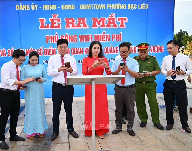 Đồng chí Tô Việt Thu (giữa), Uỷ viên Ban Thường vụ Tỉnh uỷ, Bí thư Đảng uỷ phường Bạc Liêu, cùng cán bộ, công chức phường trải nghiệm hệ thống Wifi miễn phí vừa ra mắt. Ảnh: Chanh Đa-TTXVN