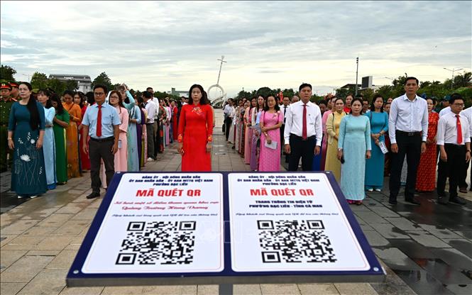 Mã QR được bố trí ngay trung tâm Quảng trường Hùng Vương tạo sự thuận tiện cho người dân và du khách khi trải nghiệm hệ thống Wifi miễn phí. Ảnh: Chanh Đa-TTXVN