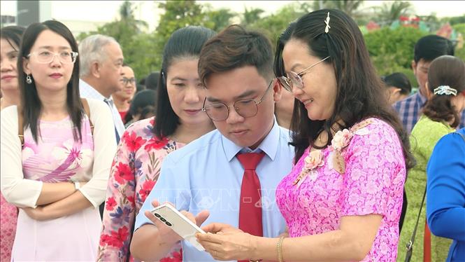 Cán bộ, công chức, viên chức và người dân phường Bạc Liêu cùng trải nghiệm, tìm hiểu nhiều thông tin địa phương từ hệ thống Wifi miễn phí. Ảnh: Chanh Đa-TTXVN