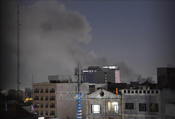 Khói bốc lên sau cuộc không kích của lực lượng Mỹ-Israel xuống thủ đô Tehran, Iran ngày 1/3/2026. Ảnh: THX/TTXVN