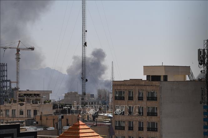 Khói bốc lên sau cuộc không kích của lực lượng Mỹ-Israel xuống thủ đô Tehran, Iran ngày 1/3/2026. Ảnh: THX/TTXVN