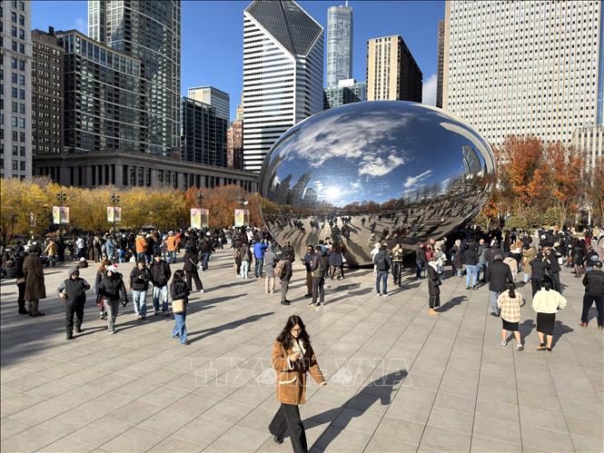 Tác phẩm điêu khắc Cloud Gate, hay còn gọi thân mật là “The Bean” (Hạt đậu), ở Công viên Millennium phản chiếu toàn cảnh thành phố, tạo nên một bức tranh sống động trong lòng đô thị Chicago. Ảnh: Ngọc Quang - PV TTXVN tại Mỹ