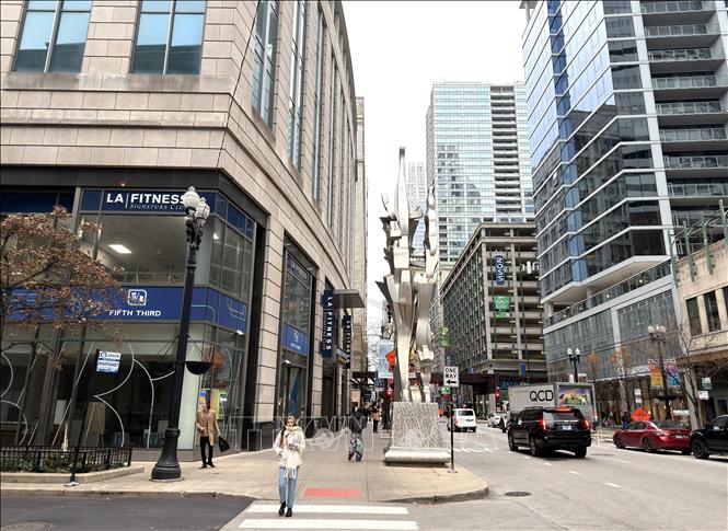 Tác phẩm điêu khắc nghệ thuật “We Will” ở trung tâm Chicago, mang thông điệp tích cực về sự đoàn kết và tinh thần hướng tới tương lai. Ảnh: Ngọc Quang – PV TTXVN tại Mỹ