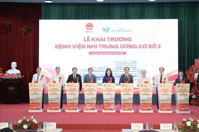 Đại biểu thực hiện nghi thức bấm nút khai trương. Ảnh: Minh Quyết - TTXVN