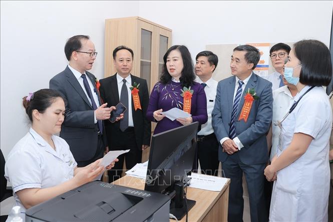 Đại biểu tham quan một số khoa phòng tại bệnh viện. Ảnh: Minh Quyết - TTXVN