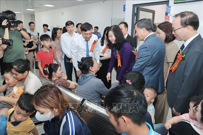 Đại biểu tham quan một số khoa phòng tại bệnh viện. Ảnh: Minh Quyết - TTXVN