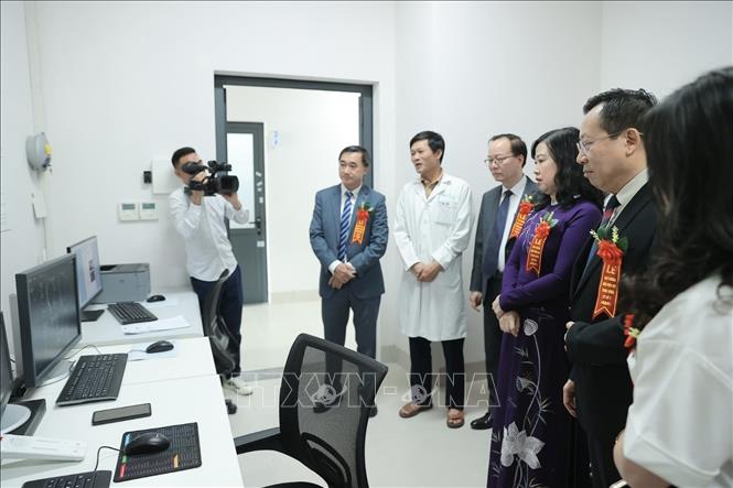 Đại biểu tham quan một số khoa phòng tại bệnh viện. Ảnh: Minh Quyết - TTXVN