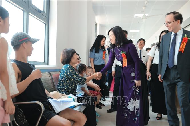 Đại biểu tham quan một số khoa phòng tại bệnh viện. Ảnh: Minh Quyết - TTXVN