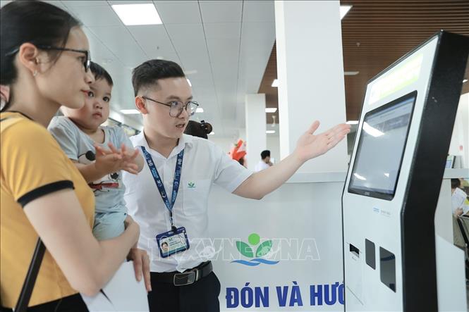 Khu vực đăng ký khám bằng hệ thống tự động. Ảnh: Minh Quyết - TTXVN