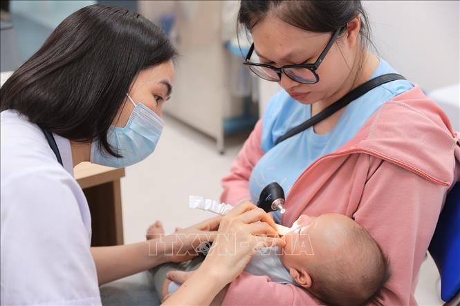 Bác sĩ khám cho bệnh nhi ngày 01/6/2026. Ảnh: Minh Quyết - TTXVN