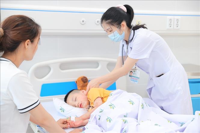 Bác sĩ khám cho bệnh nhi điều trị nội trú đầu tiên tại Bệnh viện Nhi Trung ương cơ sở 2. Ảnh: Minh Quyết - TTXVN