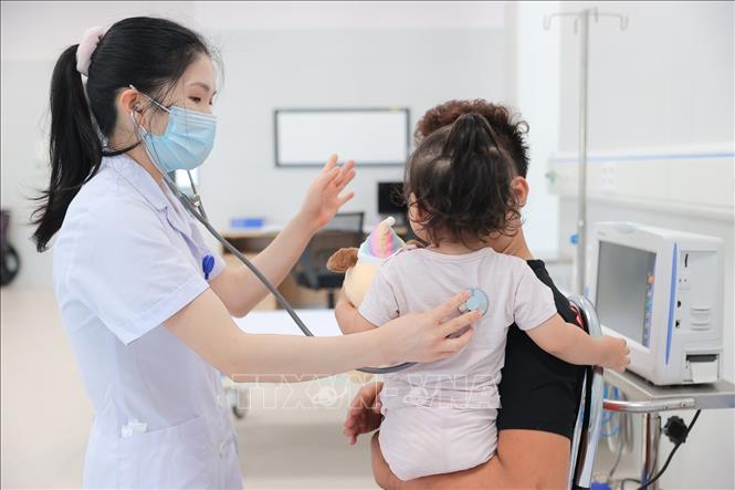 Bác sĩ khám cho bệnh nhi điều trị nội trú đầu tiên tại Bệnh viện Nhi Trung ương cơ sở 2. Ảnh: Minh Quyết - TTXVN