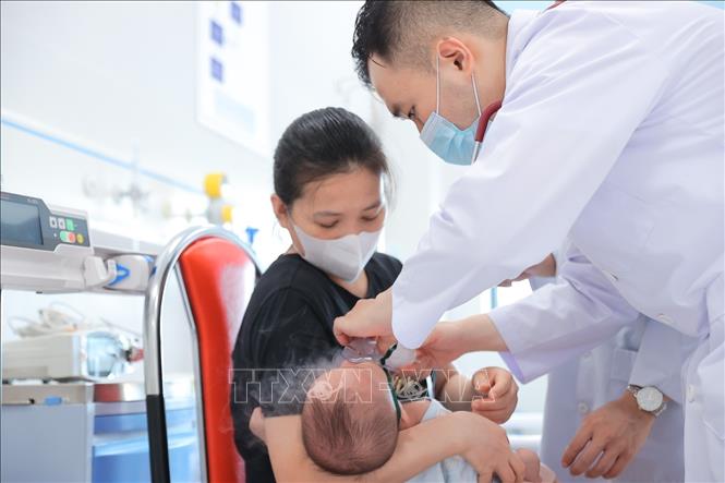 Bác sĩ khám cho bệnh nhi điều trị nội trú đầu tiên tại Bệnh viện Nhi Trung ương cơ sở 2. Ảnh: Minh Quyết - TTXVN