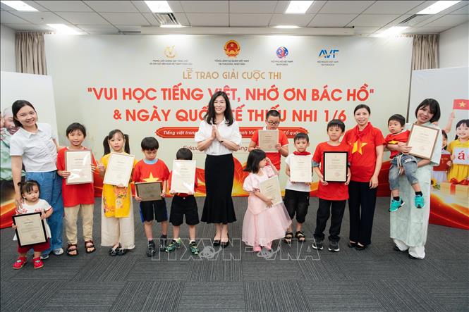 Tổng Lãnh sự Trịnh Thị Mai Phương trao giải cho các em nhỏ tiêu biểu trong cuộc thi. Ảnh: Xuân Giao - PV TTXVN tại Nhật Bản