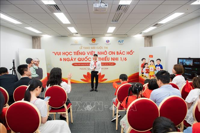 Tiết mục văn nghệ sôi động hướng về ngày Quốc tế Thiếu nhi và mừng ngày sinh Chủ tịch Hồ Chí Minh. Ảnh: Xuân Giao - PV TTXVN tại Nhật Bản