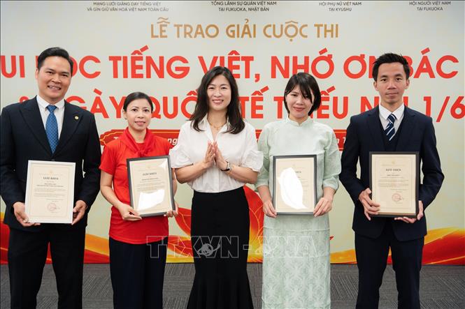 Tổng Lãnh sự Trịnh Thị Mai Phương vinh danh các cá nhân, gia đình tiêu biểu. Ảnh: Xuân Giao - PV TTXVN tại Nhật Bản