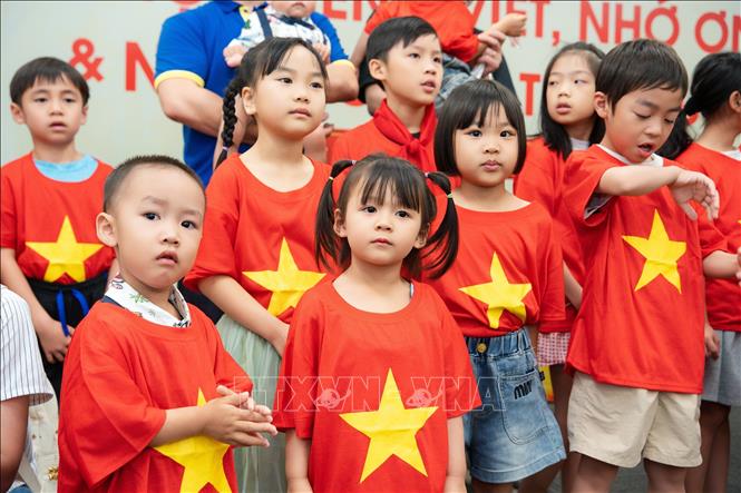 Con em kiều bào háo hức tham dự chương trình. Ảnh: Xuân Giao - PV TTXVN tại Nhật Bản