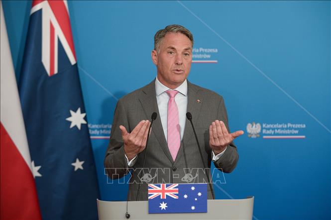 Phó Thủ tướng, Bộ trưởng Quốc phòng Australia Richard Marles trong cuộc họp báo ở Warsaw, Ba Lan. Ảnh: PAP/TTXVN