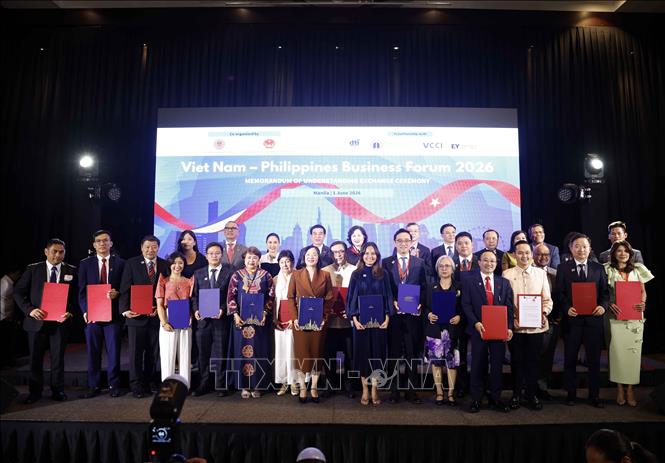 Phó Thủ tướng, Bộ trưởng Quốc phòng Phan Văn Giang chứng kiến lễ trao các văn kiện hợp tác giữa hai nước. Ảnh: Thống Nhất – TTXVN