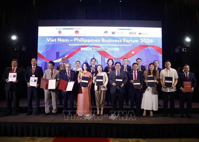 Phó Thủ tướng, Bộ trưởng Quốc phòng Phan Văn Giang chứng kiến lễ trao các văn kiện hợp tác giữa hai nước. Ảnh: Thống Nhất – TTXVN