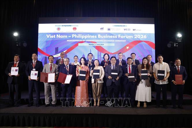 Phó Thủ tướng, Bộ trưởng Quốc phòng Phan Văn Giang chứng kiến lễ trao các văn kiện hợp tác giữa hai nước. Ảnh: Thống Nhất – TTXVN