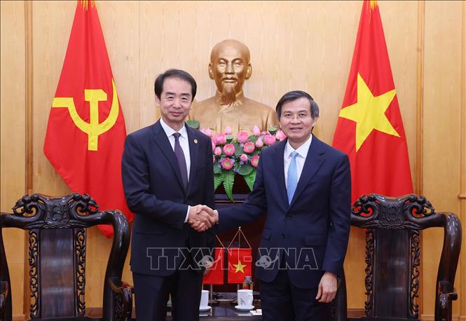 Đồng chí Đoàn Minh Huấn, Giám đốc Học viện Chính trị quốc gia Hồ Chí Minh tiếp đồng chí Hà Vĩ, Đại sứ Đặc mệnh toàn quyền nước Cộng hòa Nhân dân Trung Hoa tại Việt Nam. Ảnh: Văn Điệp – TTXVN