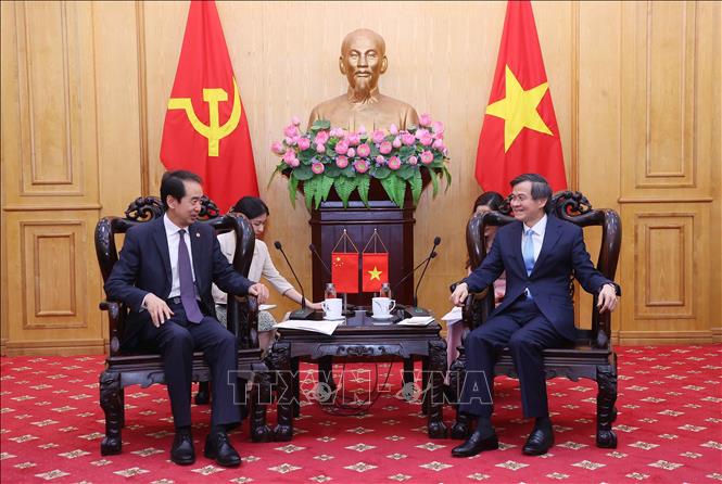 Đồng chí Đoàn Minh Huấn, Giám đốc Học viện Chính trị quốc gia Hồ Chí Minh tiếp đồng chí Hà Vĩ, Đại sứ Đặc mệnh toàn quyền nước Cộng hòa Nhân dân Trung Hoa tại Việt Nam. Ảnh: Văn Điệp – TTXVN