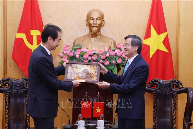 Đồng chí Đoàn Minh Huấn, Giám đốc Học viện Chính trị quốc gia Hồ Chí Minh tặng quà lưu niệm đồng chí Hà Vĩ, Đại sứ Đặc mệnh toàn quyền nước Cộng hòa Nhân dân Trung Hoa tại Việt Nam. Ảnh: Văn Điệp – TTXVN