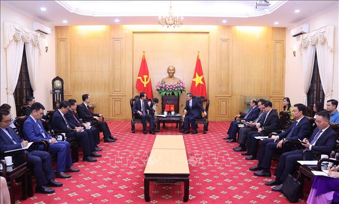 Đồng chí Đoàn Minh Huấn, Giám đốc Học viện Chính trị quốc gia Hồ Chí Minh tiếp đồng chí Hà Vĩ, Đại sứ Đặc mệnh toàn quyền nước Cộng hòa Nhân dân Trung Hoa tại Việt Nam. Ảnh: Văn Điệp – TTXVN