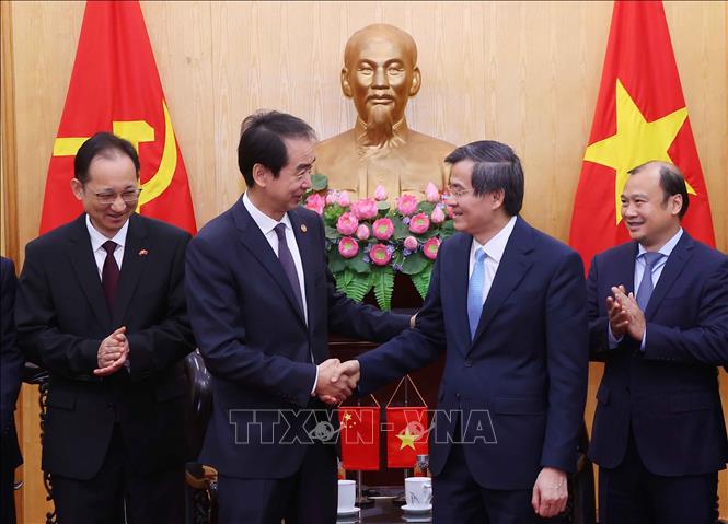 Đồng chí Đoàn Minh Huấn, Giám đốc Học viện Chính trị quốc gia Hồ Chí Minh tiếp đồng chí Hà Vĩ, Đại sứ Đặc mệnh toàn quyền nước Cộng hòa Nhân dân Trung Hoa tại Việt Nam. Ảnh: Văn Điệp – TTXVN