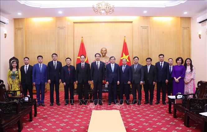 Đồng chí Đoàn Minh Huấn, Giám đốc Học viện Chính trị quốc gia Hồ Chí Minh và đồng chí Hà Vĩ, Đại sứ Đặc mệnh toàn quyền nước Cộng hòa Nhân dân Trung Hoa tại Việt Nam với các đại biểu. Ảnh: Văn Điệp – TTXVN