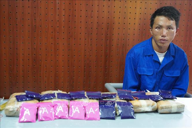 Đối tượng Lý A Dơ cùng tang vật bị thu giữ. Ảnh: TTXVN phát