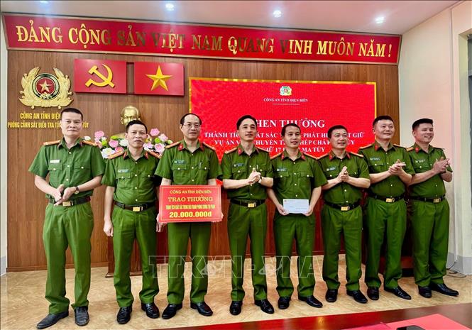 Đại tá Đỗ Ngọc Minh, Phó Giám đốc Công an tỉnh động viên, chúc mừng lực lượng tham gia phá án. Ảnh: TTXVN phát