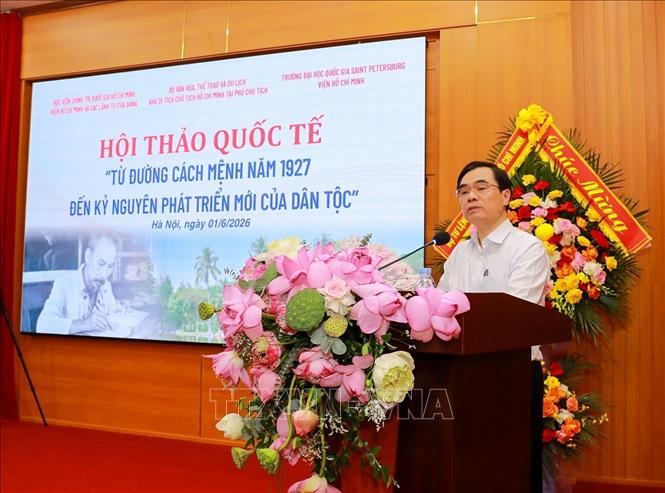 Ông Dương Trung Ý, Ủy viên Trung ương Đảng, Tổng biên tập Tạp chí Cộng sản tham luận tại Hội thảo. Ảnh: Khánh Hoà - TTXVN