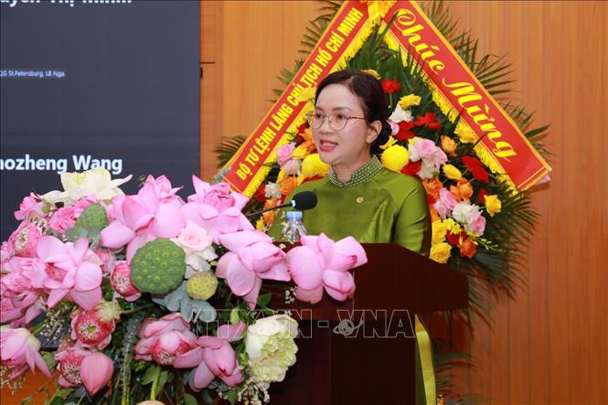 Bà Lê Thị Phượng, Giám đốc Khu Di tích Chủ tịch Hồ Chí Minh tại Phủ Chủ tịch phát biểu. Ảnh: Khánh Hoà - TTXVN
