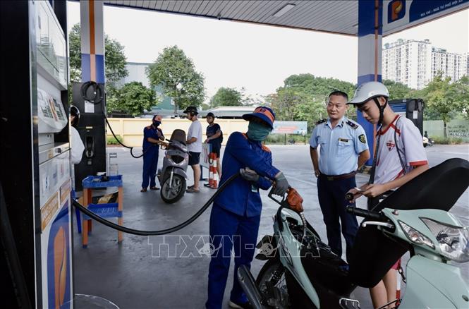 Cán bộ Đội QLTT số 16 kiểm tra cửa hàng kinh doanh xăng dầu số 84, Phúc Lợi, Hà Nội. Ảnh: Trần Việt - TTXVN