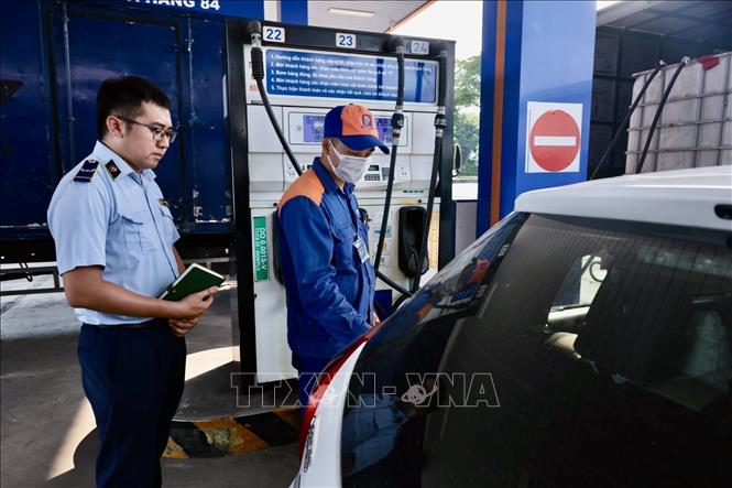 Cán bộ Đội QLTT số 16 kiểm tra cửa hàng kinh doanh xăng dầu số 84, Phúc Lợi, Hà Nội. Ảnh: Trần Việt - TTXVN
