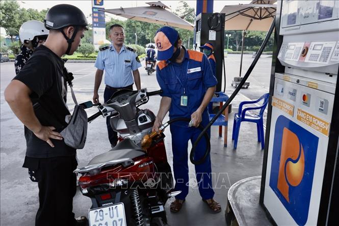 Cán bộ Đội QLTT số 16 kiểm tra cửa hàng kinh doanh xăng dầu số 84, Phúc Lợi, Hà Nội. Ảnh: Trần Việt - TTXVN